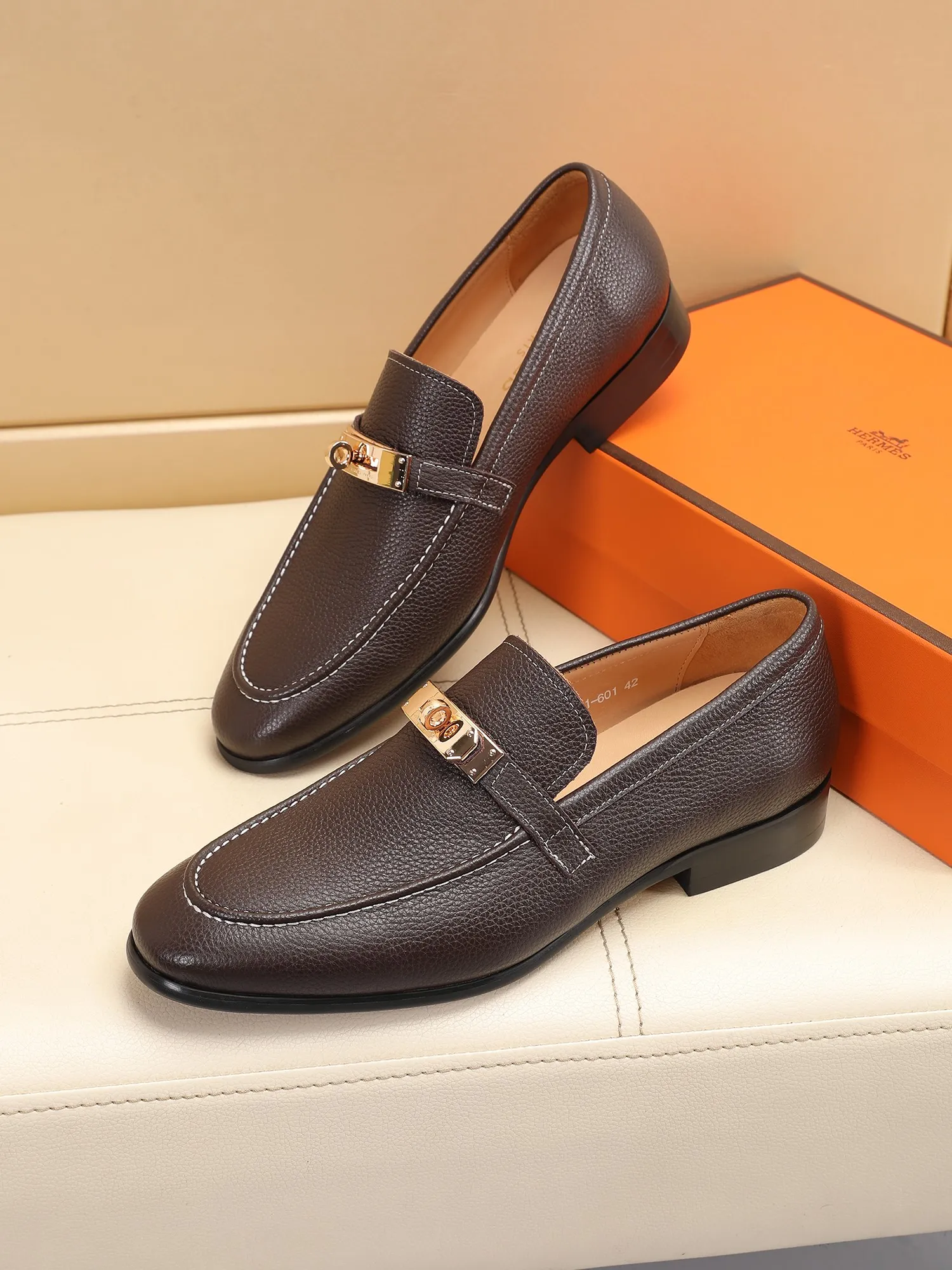 Factory price 440💶[HERMES] (cowhide lining)🍀Italian top luxury🍀He does not pursue novel styles and gorgeous colors, but attracts the favor of successful men with his flawless, elegant and classic style! This very, very comfortable, simple and stable style makes it easy to match any style! The pattern is absolutely 1:1 refined from the original case, and we strive for excellence in materials, imported cowhide + cowhide lining💪💪💪extraordinary texture👍! .Code number: 39 to 44 (38.4546 customized)